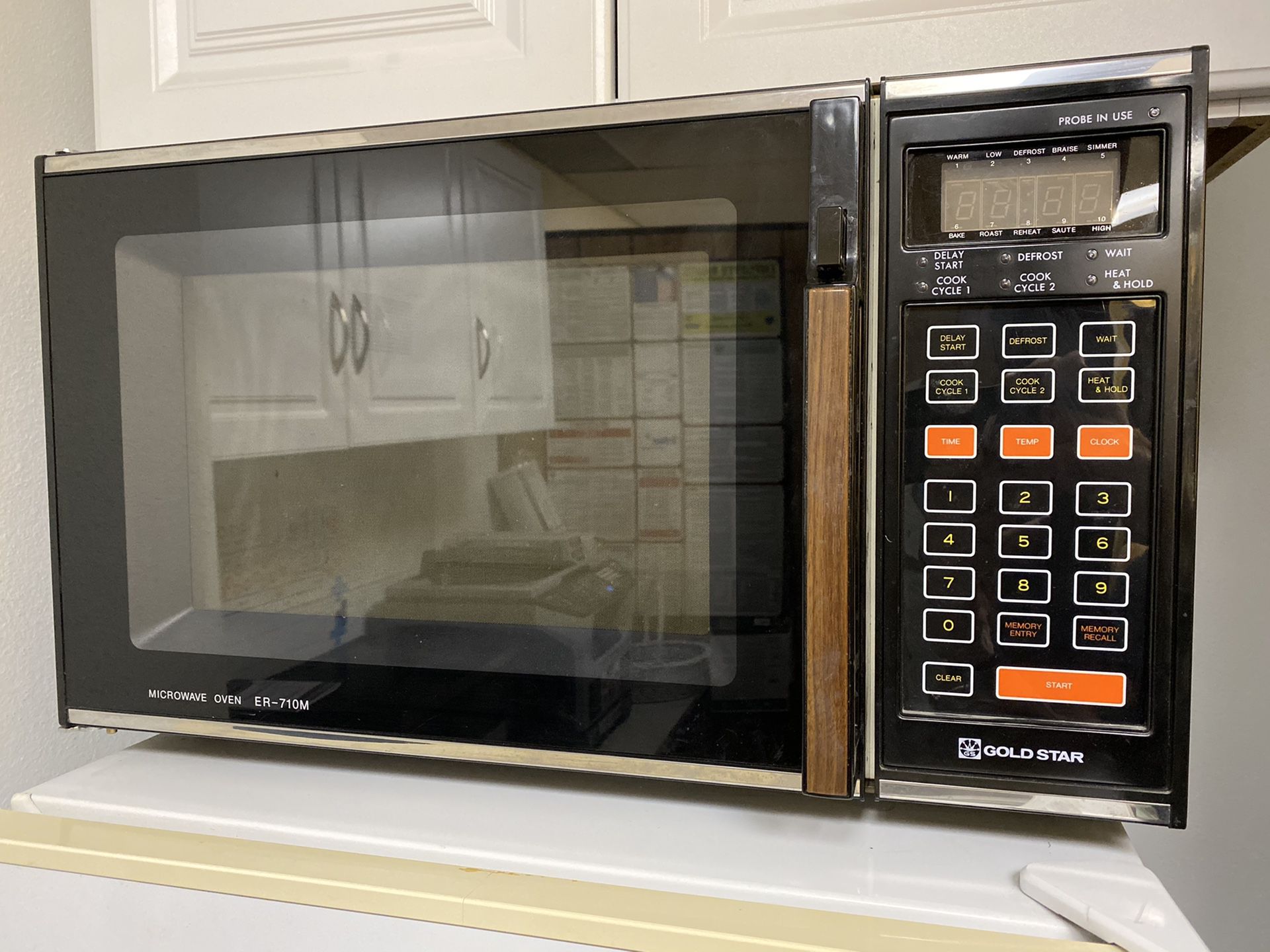 Large Goldstar Microwave oven ER-710M