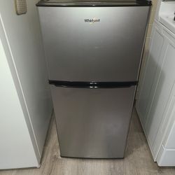 Whirlpool Mini Fridge / Model #WH40S1E