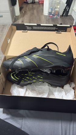 Soccer shoes