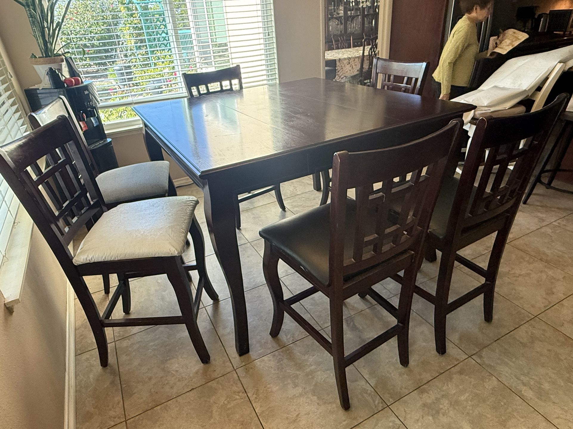 Dining Table and 6 Chairs 
