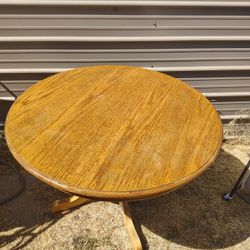 Tv,Stand Tv And Tabble With Chairs