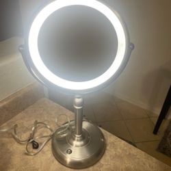 LED Round Makeup Mirror with Normal and Magnified View