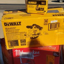 DEWALT XTREME 12-volt Max 5-3/8-in Brushless
Cordless Circular Saw (Battery and Charger Not
Included