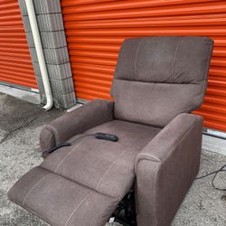 Lark Power Lift Recliner By AMERICAN SIGNATURE FURNITURE