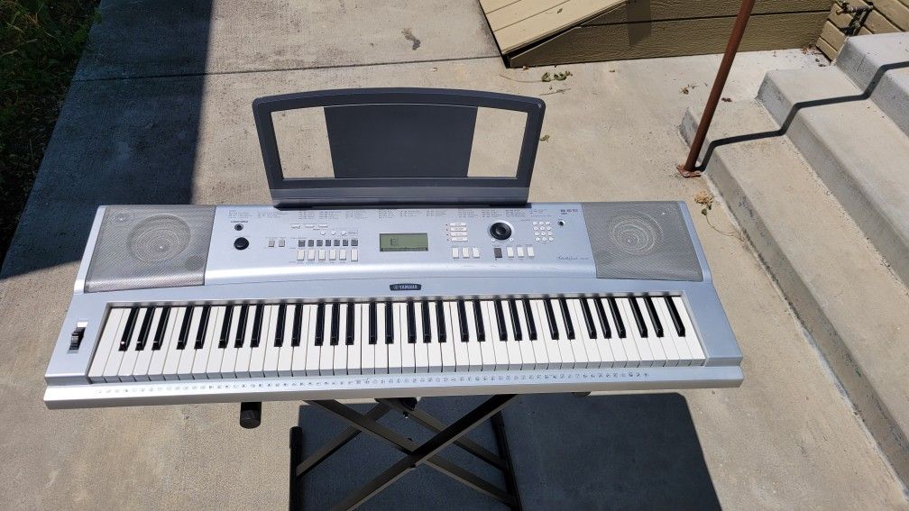 Yamaha DGX-220 Portable Grand Piano