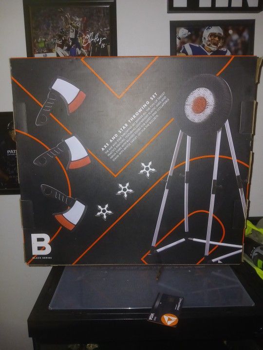 Axe And Star Throwing Set
