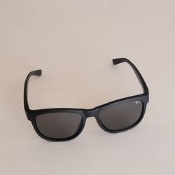 Tifosi Thrive Swank sunglasses Satin Black Smoke Polarized lenses 
151. Perfect shape, like new. Lenses and frame in perfect shape, 
no scratch