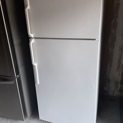 Frigidaire Top-Freezer Refrigerator