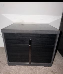King bedroom set comes with dresser and nightstand