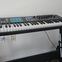 Akai MPK261 MIDI Keyboard + Stand