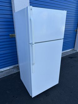 GE Refrigerator (1 Month Warranty)