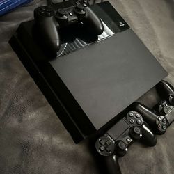 Ps4 With 3 Controllers