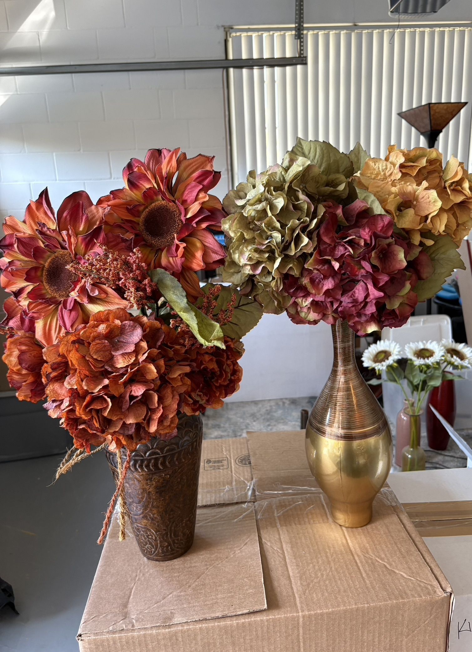 DECORATIVE VASES WITH FLOWERS