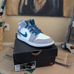 Boys Size 1 Jordan 1 Mid $25