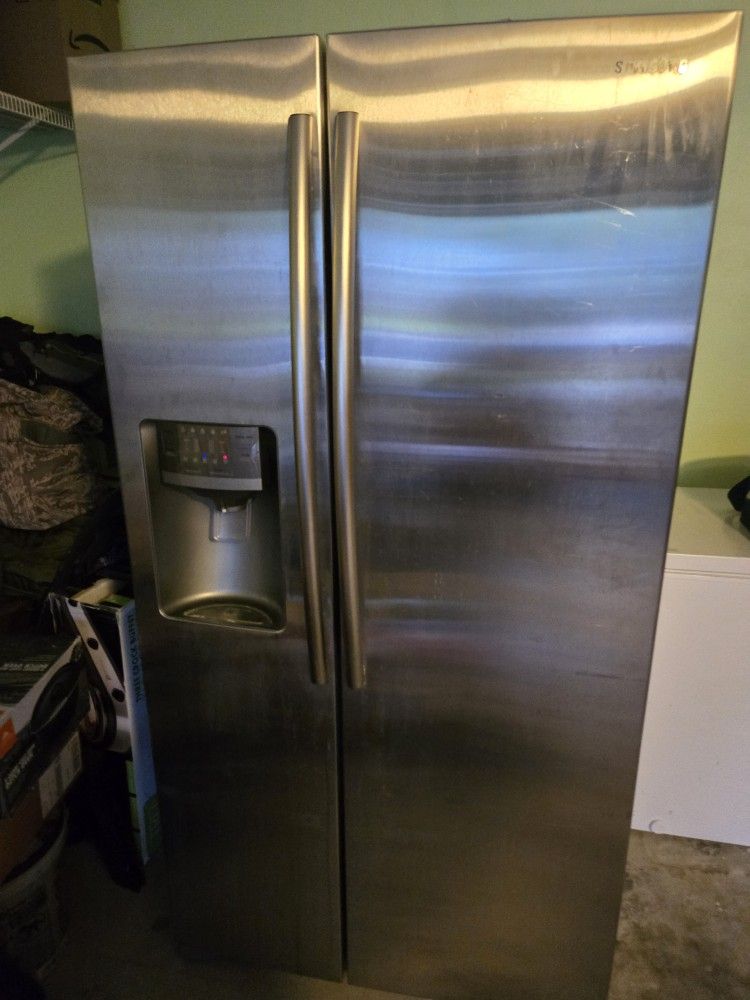 Refrigerator With Water And Ice In The Door