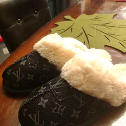 Designer Ugg Slippers New Size( 9 )