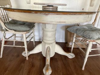 Shabby chic white round table