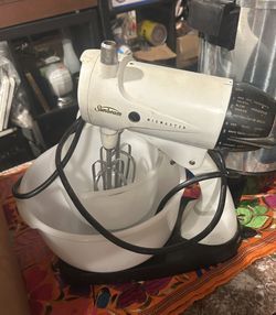 Vintage Sunbeam Mixmaster with Milk Glass Bowls