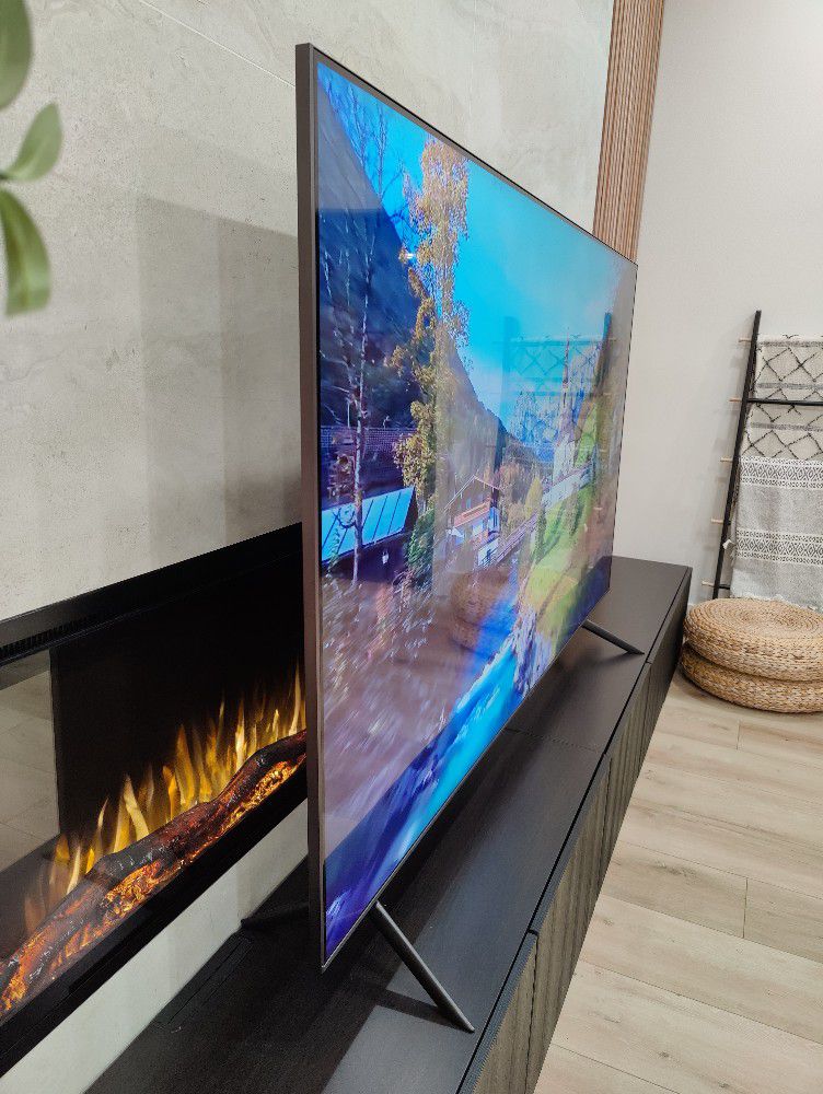 Samsung QLED 82" 4k Smart TV 