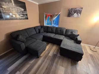 New Sectional Couch with Reversible Chaise and USB! Free Delivery 🚚!
