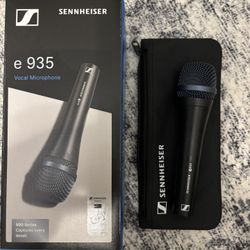 Like New SENNHEISER e935 Microphone And K&M Mic stand
