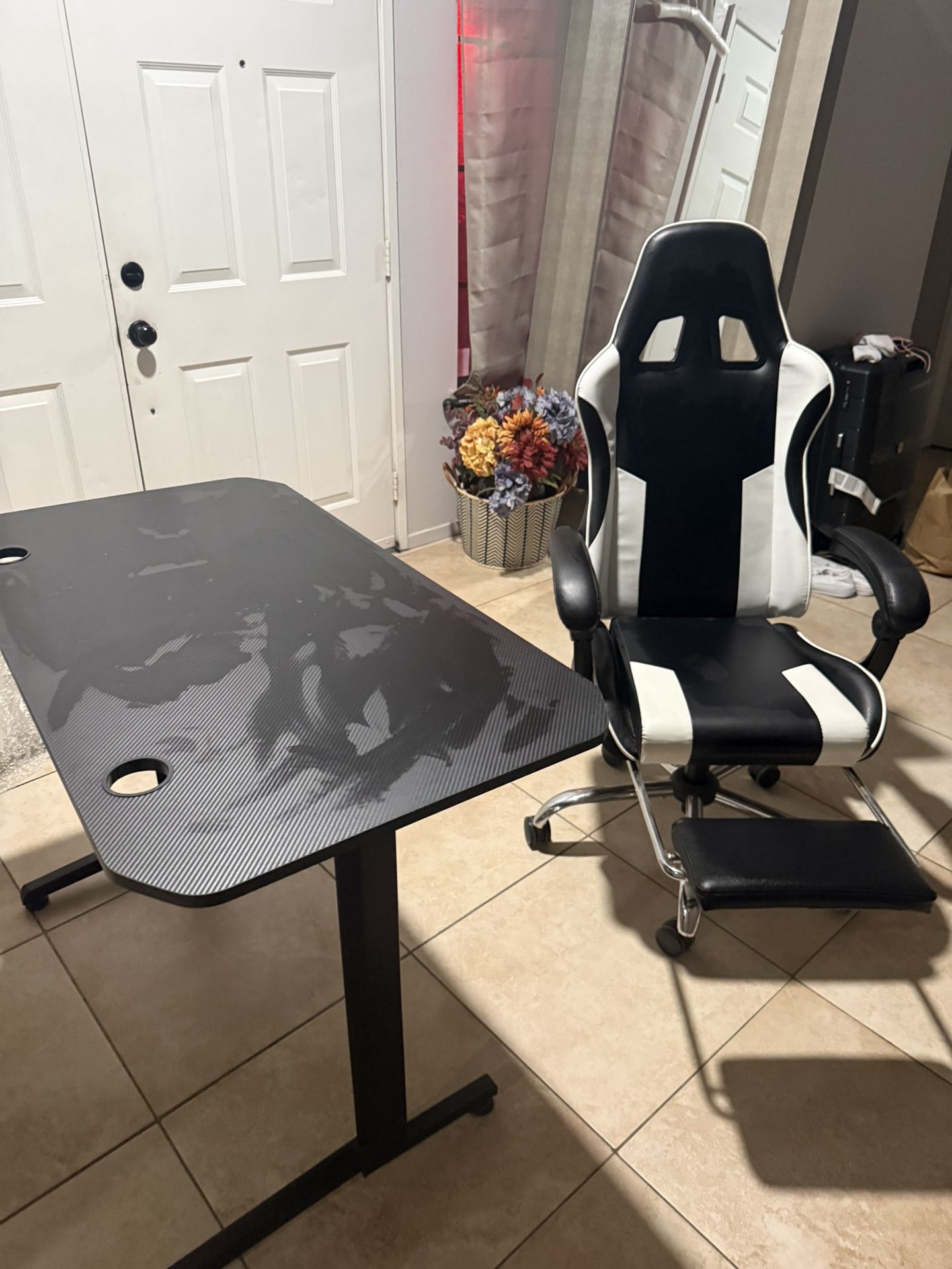 Gaming chair + Gaming desk