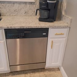 Whirlpool Dishwasher 7years Old Works Perfectly 