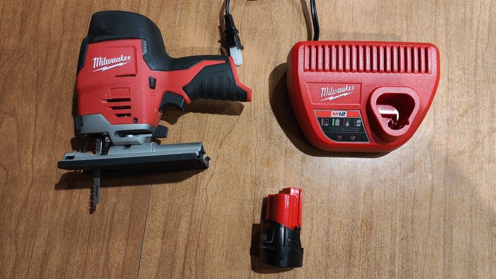 Milwaukee M12 jig saw 12v with battery and charger in like new condition