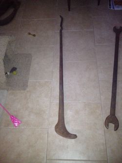 Antique huge 58 1/2" long heavy railroad ties nail puller crowbar