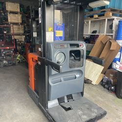  Toyota Order Picker  Forklift 3000lbs Electric Order Picker