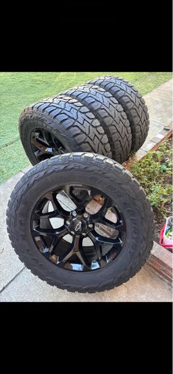 Chevy Silverado new rims used 35x12.50/20 tires