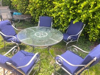 Patio table , 5 chairs