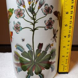 Portmeirion Botanic Garden Venus's Fly Trap (Dionaea Muscipula) canister 7.5"H 4.75"Diameter 
net weight  2lbs 9oz
There's a hair like crack  inside n