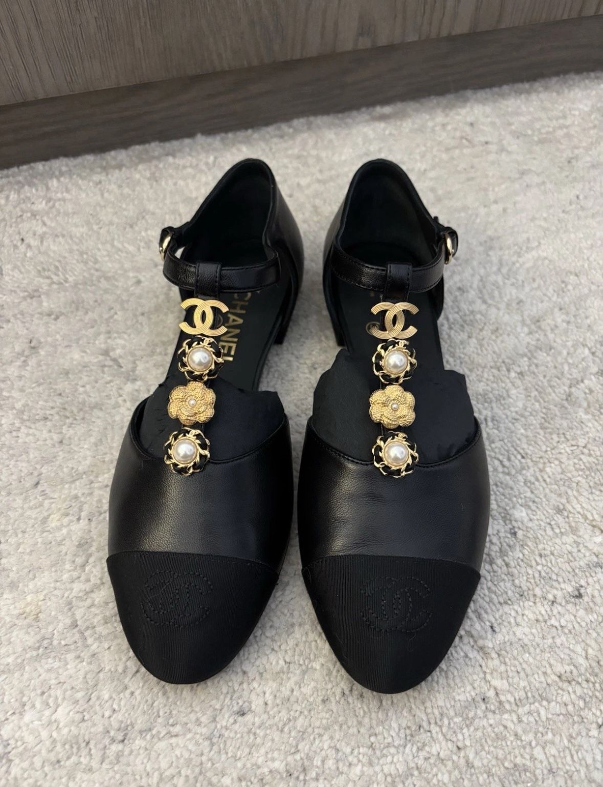 NWT 🖤 CHANEL 25P Black Leather Charm Flats - Size 39