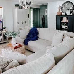 Stylish Stunning Cozy Sectional!