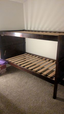 Twin bunk bed