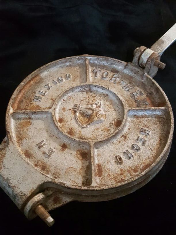 VINTAGE CAST IRON TORTILLA PRESS