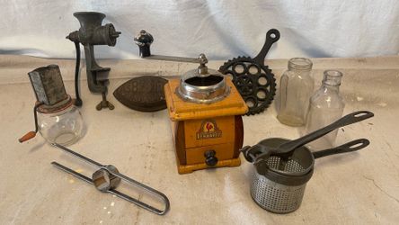 LOT – Vintage Coffee Grinder & Kitchen Smalls