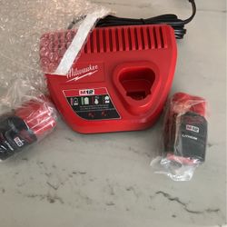 Milwaukee M12 Charger / 2 Batteries 