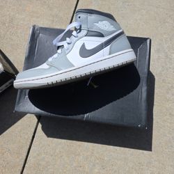 Jordan 1 Light Smoke Greys