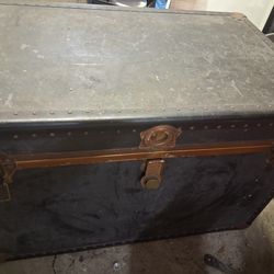 Lage steamer trunk