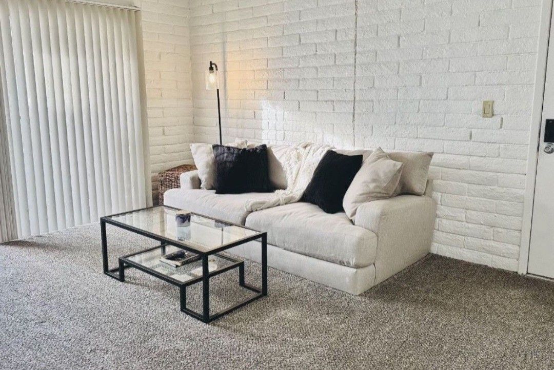 Couch / Sofa w. Pillows