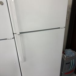 GE TOP FREEZER BOTTOM REFRIGERATOR 18 Cu Ft