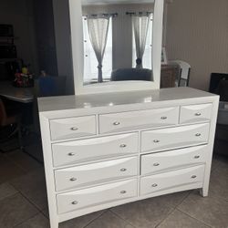 Dresser With Mirror 