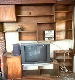 Entertainment wall unit