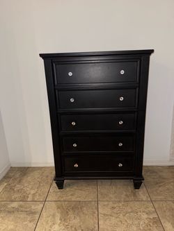 Large dresser with 5 drawers