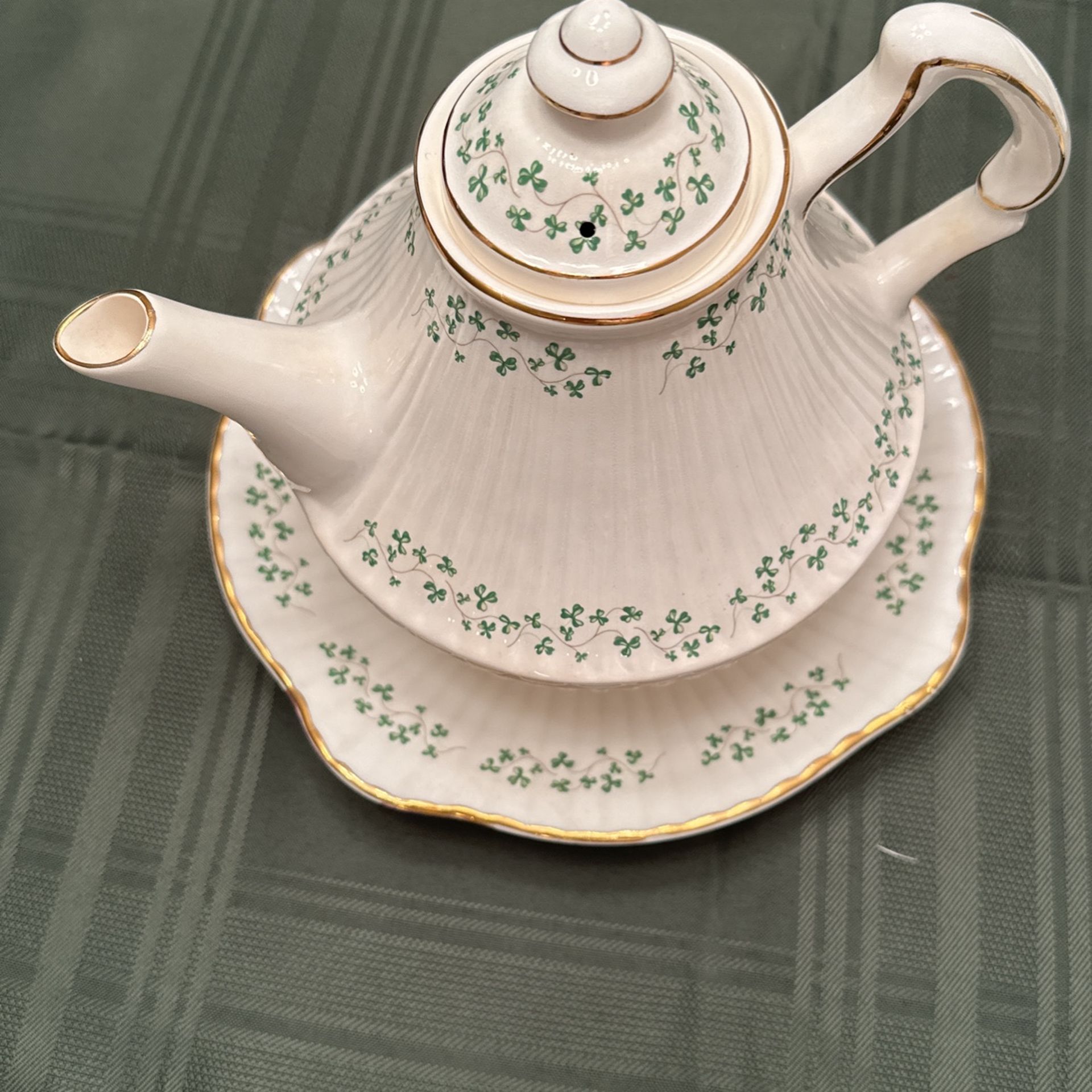 34 Pc Royal Tara Shamrock Ribbed Fine Bone China Tea Cup & Saucer Set