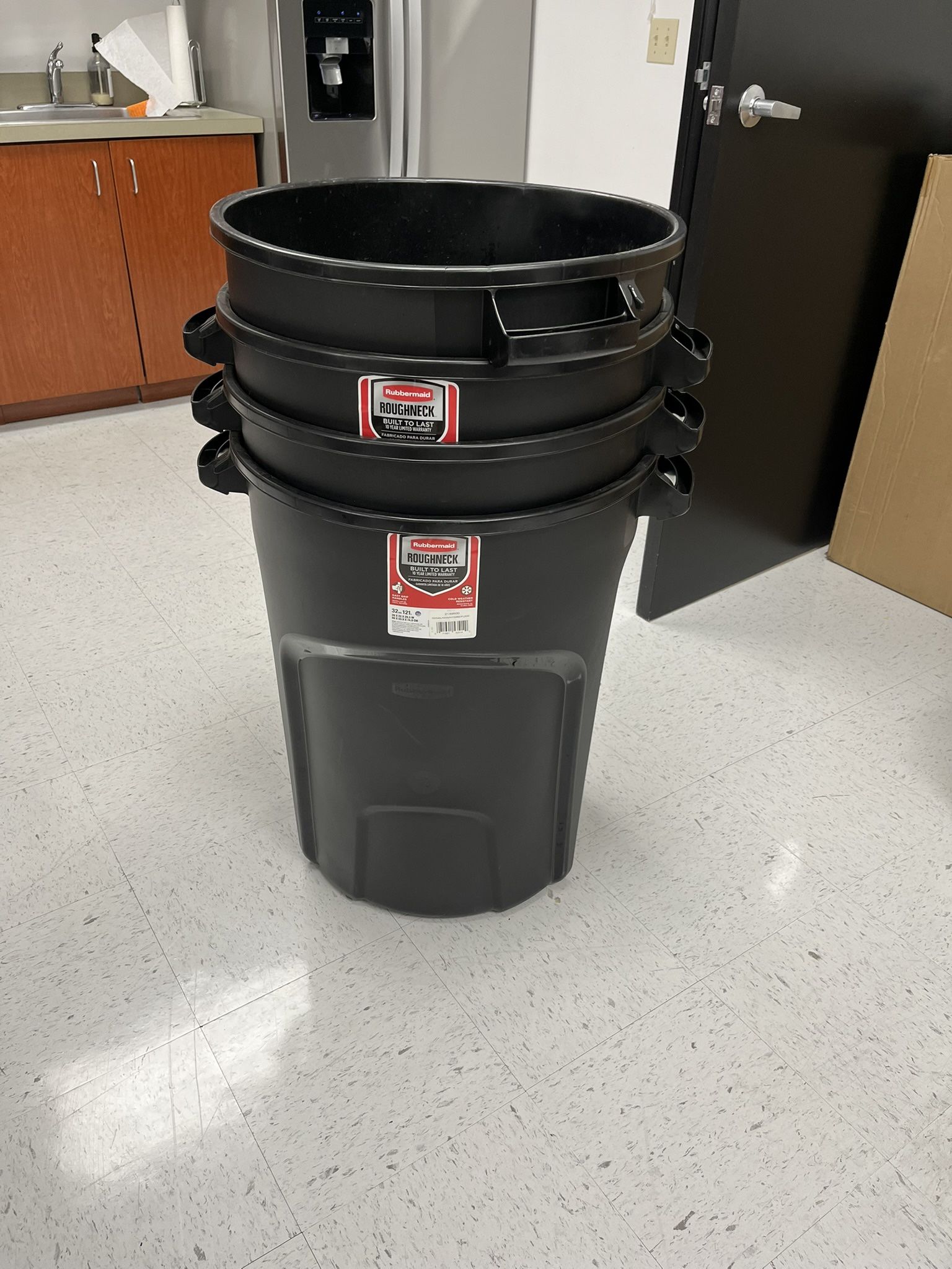 Rubbermaid 32 Gallon Trash Cans 