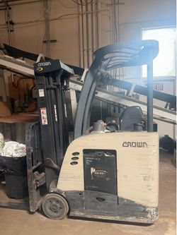 Crown RC Series Stand-Up Electric Forklift and charger