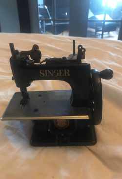 SINGER MINI SEWING MACHINE - HAND CRANK - 1950's - VINTAGE W OB